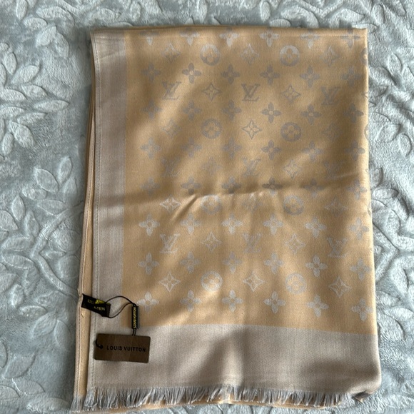 Scarf LV new with tag!! - Picture 1 of 4